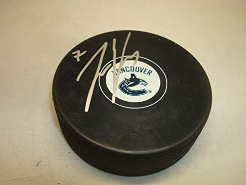 Линден Вей Подписа хокей шайба Ванкувър Канъкс с автограф на 1C - за Миене на НХЛ с автограф